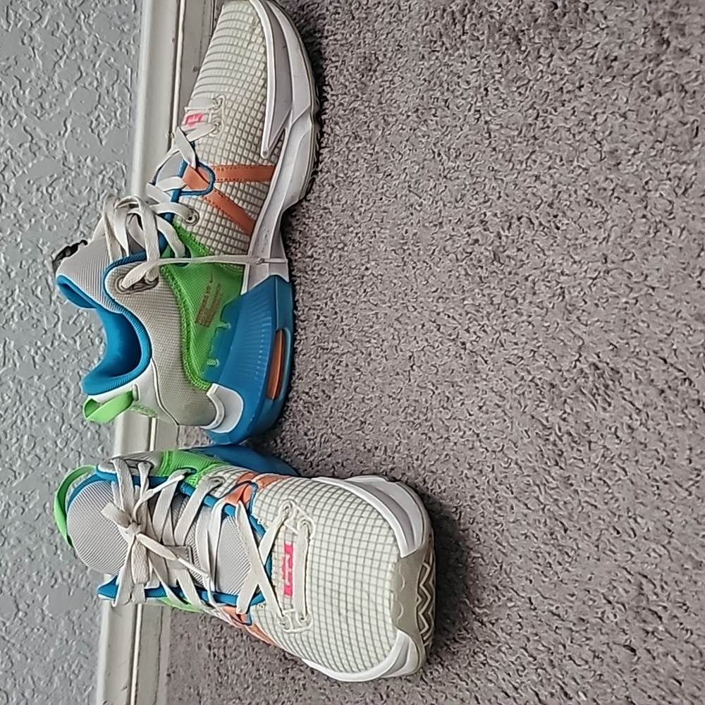 Nike LeBron witness 7